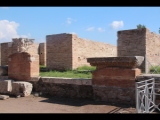 02275 ostia - regio v - insula xi - portico degli archi trionfali (v,xi,7-8) - fries - re vom kapitell.jpg